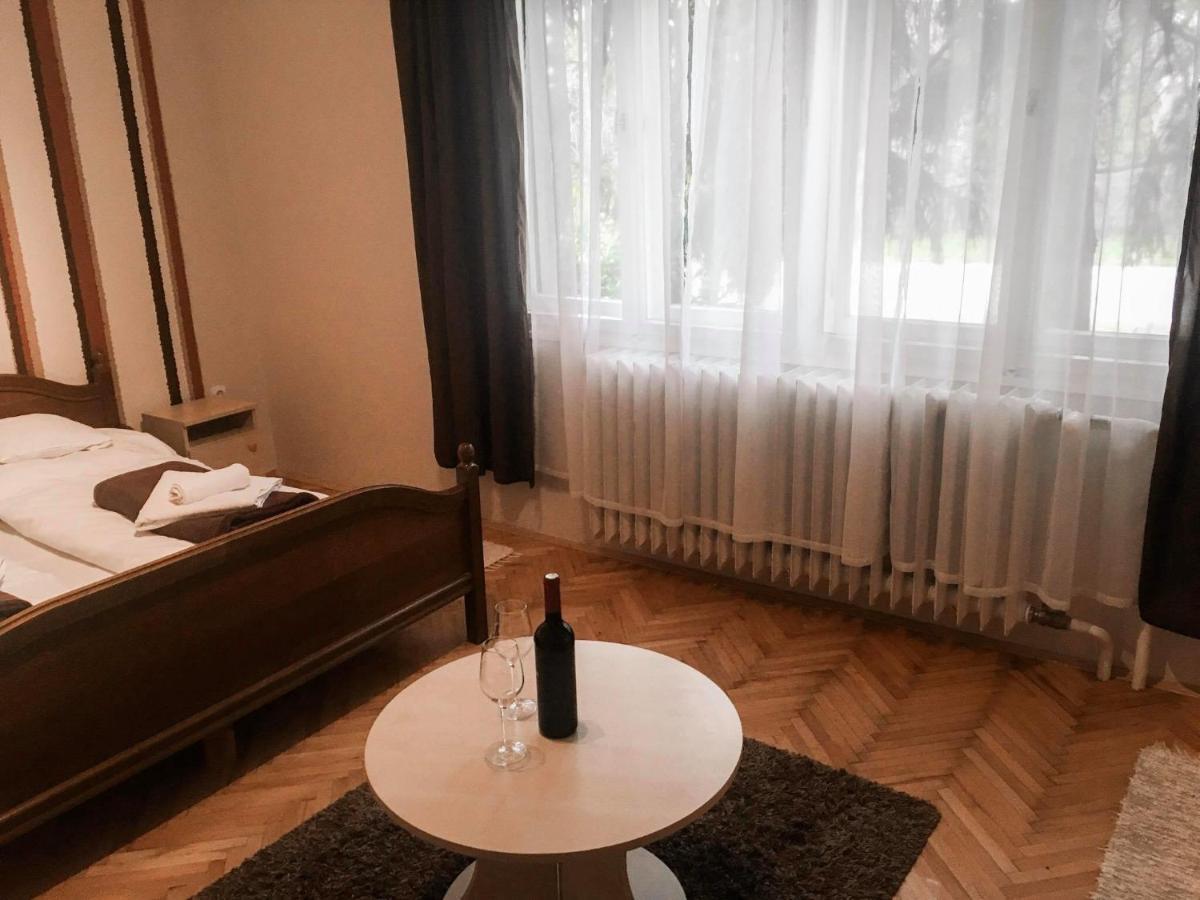Tompos Vendeghaz Es Pince Hotel Villany Exterior photo