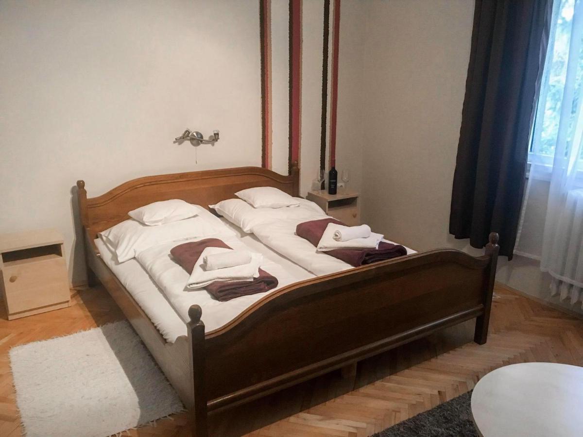 Tompos Vendeghaz Es Pince Hotel Villany Exterior photo